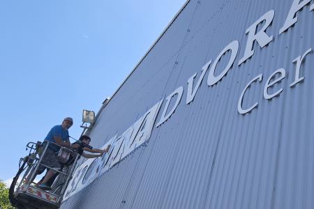 Športna dvorana Cerknica napis 01 Foto Miro Kos